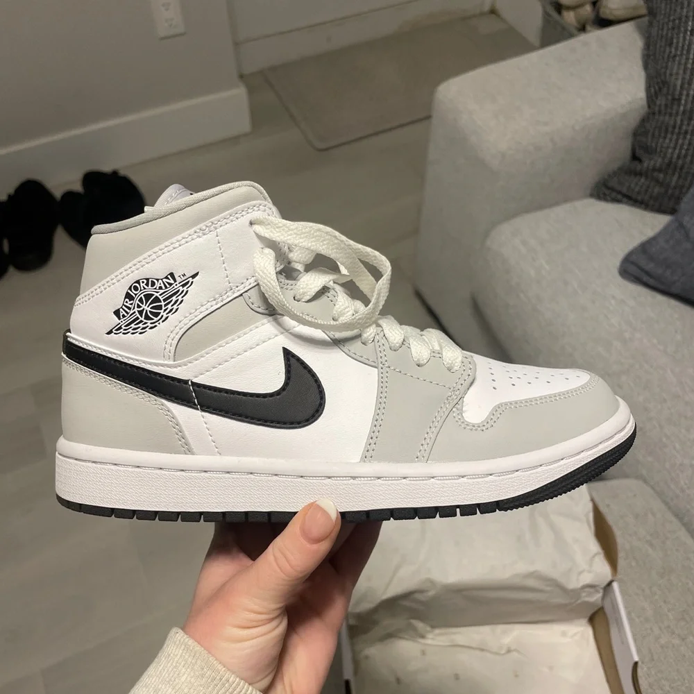 WOMENS AIR JORDAN 1 MID IN GREY FOG - Picture 5 of 7